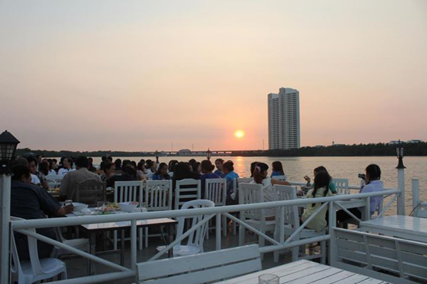 ร้านอาหารริมน้ำ