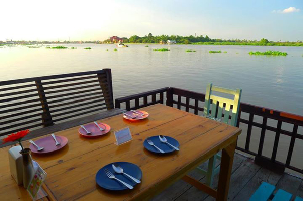 ร้านอาหารริมน้ำ
