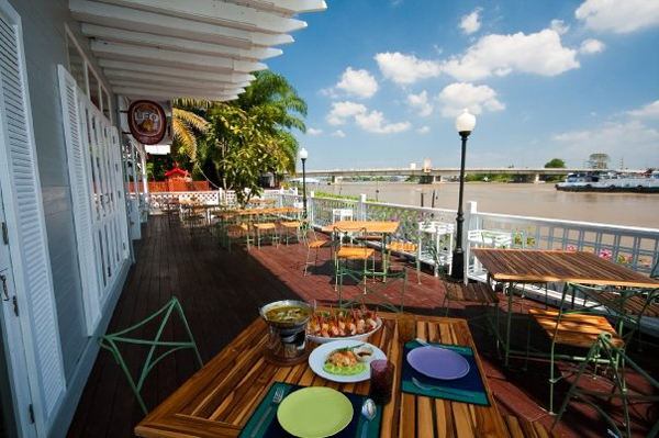 ร้านอาหารริมน้ำ