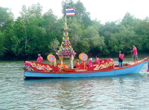 ประเพณีลากพระทางทะเล