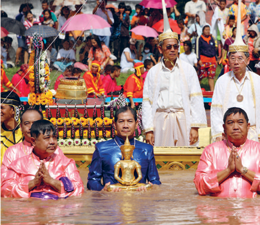 พิธีอุ้มพระดำน้ำ