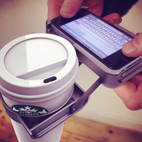 จิบกาแฟหอมกรุ่นไปพร้อมเล่นไอโฟนกับเคสมหัศจรรย์