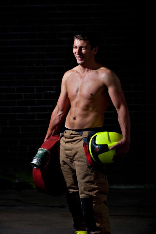 นักดับเพลิงในอังกฤษ เปลือยอกอวดหุ่นล่ำ ๆ ถ่ายปฏิทินเพื่อการกุศล