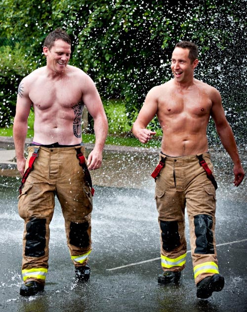 นักดับเพลิงในอังกฤษ เปลือยอกอวดหุ่นล่ำ ๆ ถ่ายปฏิทินเพื่อการกุศล