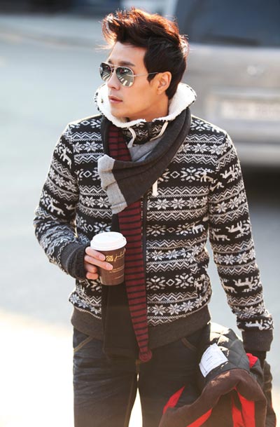 แต่งหล่อแบบผู้ดี ด้วยคาร์ดิแกนนิตติ้งเท่ ๆ สำหรับหนุ่ม ๆ