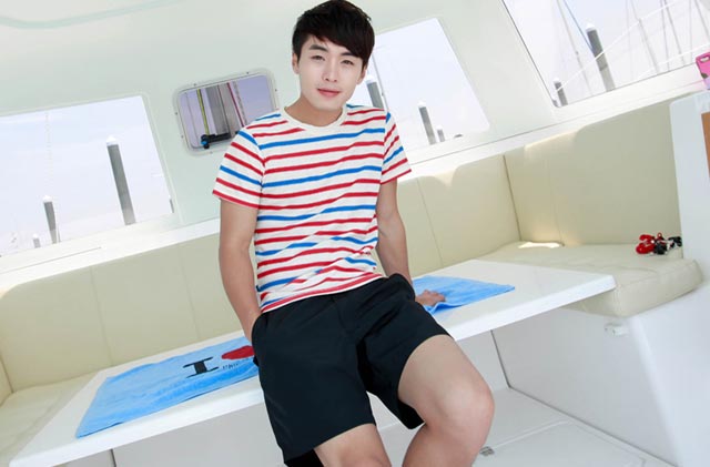 เสื้อยืดลายขวาง