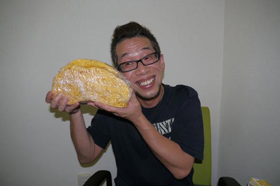 ผู้สื่อข่าวญี่ปุ่นสุดเพี้ยน! สั่งเบอร์เกอร์พร้อมชีส 1,000 ชิ้นมาทาน