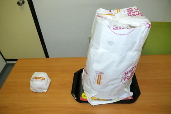 ผู้สื่อข่าวญี่ปุ่นสุดเพี้ยน! สั่งเบอร์เกอร์พร้อมชีส 1,000 ชิ้นมาทาน