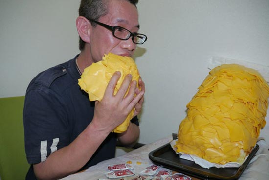 ผู้สื่อข่าวญี่ปุ่นสุดเพี้ยน! สั่งเบอร์เกอร์พร้อมชีส 1,000 ชิ้นมาทาน