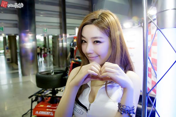 พริตตี้สาวเกาหลีจากงาน Seoul Auto Salon 2012