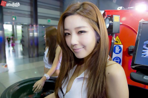พริตตี้สาวเกาหลีจากงาน Seoul Auto Salon 2012