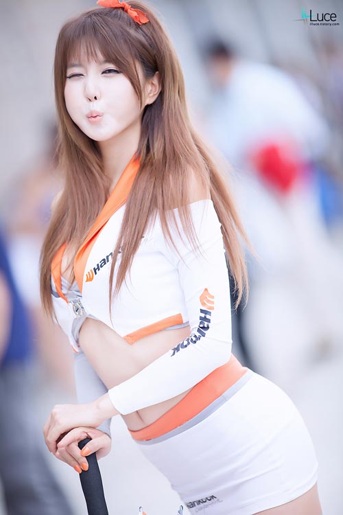 พริตตี้สาวเกาหลีจากงาน Seoul Auto Salon 2012