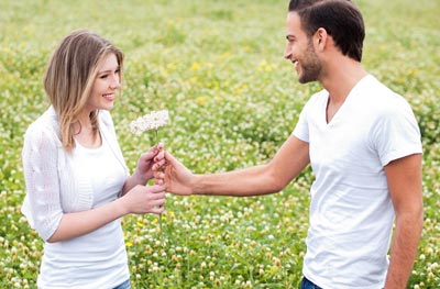 4 วิธีแสดงออกให้เธอรู้ว่ารักโดยไม่ต้องพูด