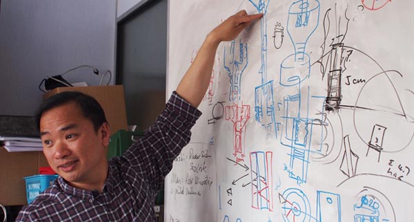 จากร่มธรรมดา ๆ ก็กลายเป็นร่มอเนกประสงค์ที่น่าใช้ไม่น้อย 