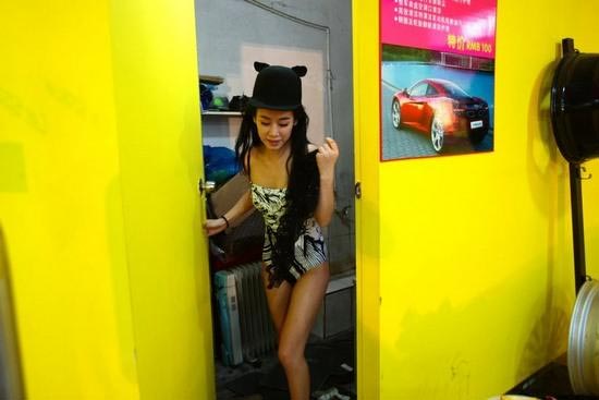 จีนให้สาวสวยนุ่งบิกินี่ บริการล้างรถ