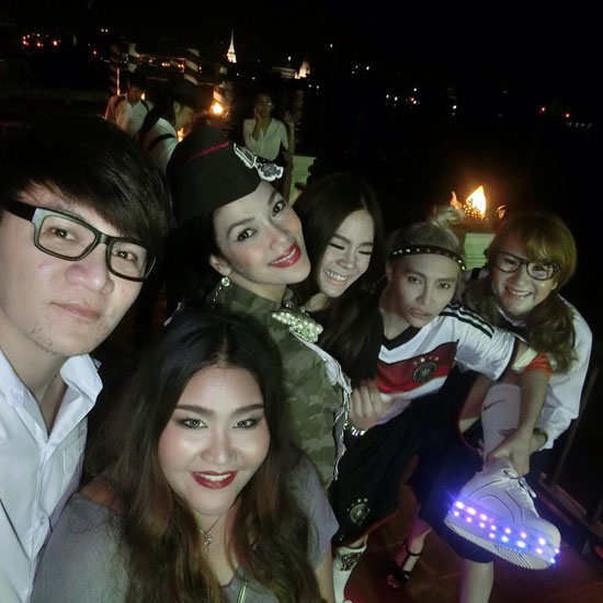 ฮาน่า ทัศนาวลัย เลี้ยงวันเกิดสุดหรรษาในธีมอาร์มี่ฮาน่า ทัศนาวลัย เลี้ยงวันเกิดสุดหรรษาในธีมอาร์มี่ 