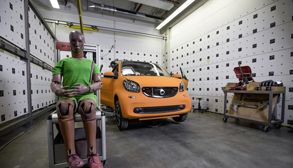 Smart ForTwo ทดสอบชนกับ Mercedes Benz S-Class