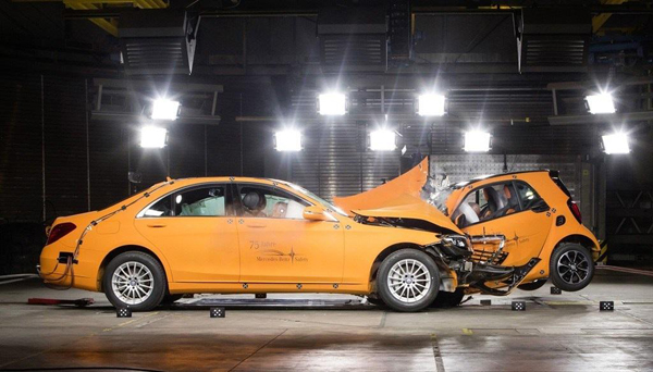Smart ForTwo ทดสอบชนกับ Mercedes Benz S-Class