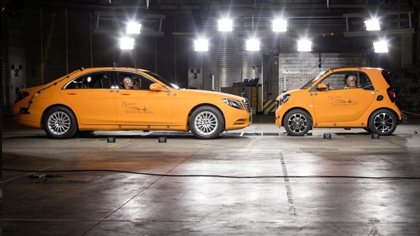 Smart ForTwo ทดสอบชนกับ Mercedes Benz S-Class