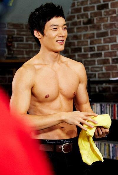 หนุ่มเอเชียรูปหล่อ