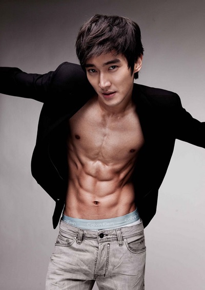 หนุ่มเอเชียรูปหล่อ