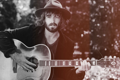 แองกัส สโตน (Angus Stone)