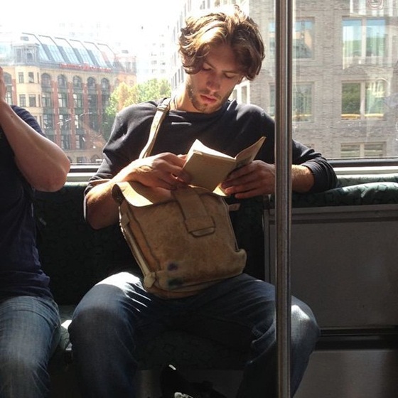หนุ่มหล่ออ่านหนังสือบนรถไฟ