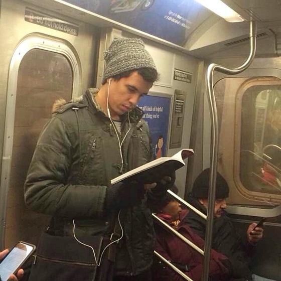 หนุ่มหล่ออ่านหนังสือบนรถไฟ