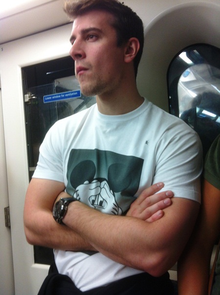 ผู้ชายหล่อบนรถไฟใต้ดิน