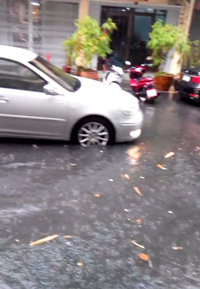 ขับรถลุยน้ำท่วม