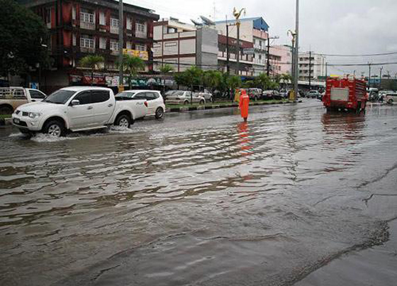 ขับรถลุยน้ำท่วม