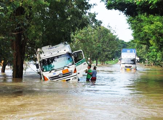 ขับรถลุยน้ำท่วม
