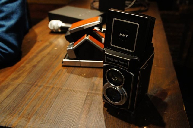 กล้องโพลารอยด์,InstantFlex TL70