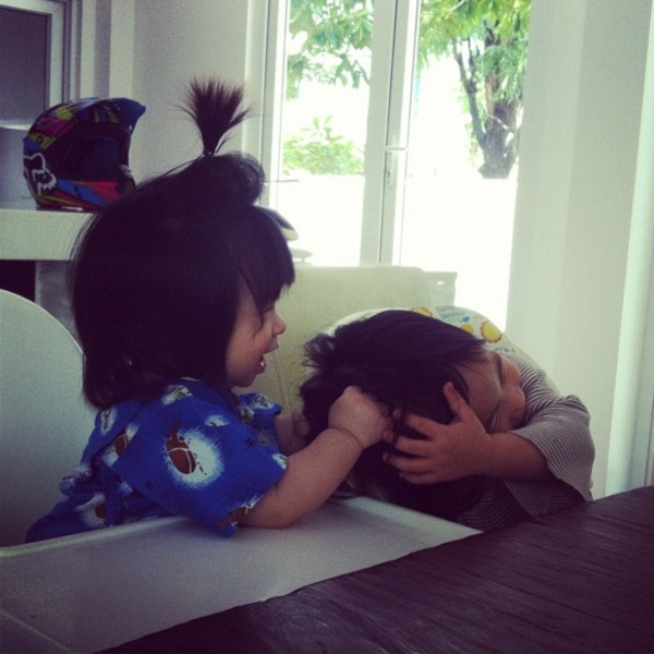 ชมภาพ...น้องออกัส-น้องออร์ก้า ลูกสาวลูกชาย เปิ้ล นาคร