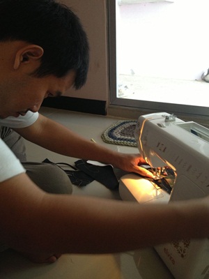 ปลอกแขนฝึกสุนัข นวัตกรรมต่อยอดจากเสื้อเกราะกันกระสุน