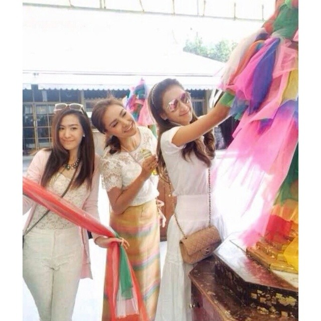 เนย กระแต ฝ้าย สวมชุดขาวเดินสายทำบุญ วัดพระแก้ว ศาลหลักเมือง