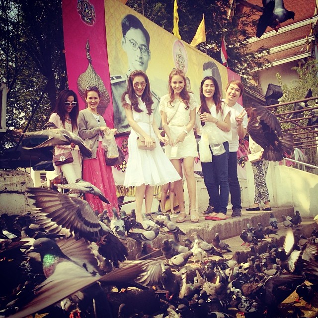 เนย กระแต ฝ้าย สวมชุดขาวเดินสายทำบุญ วัดพระแก้ว ศาลหลักเมือง