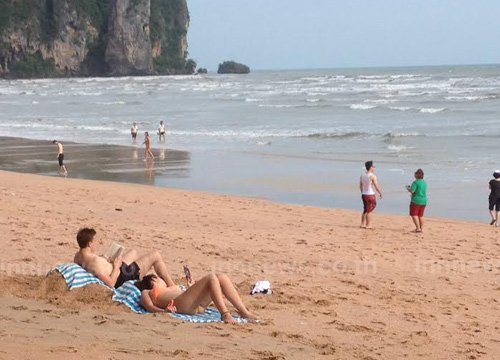 อ่าวนาง คลื่นซัดเปลือกหอยหลายร้อยตันขึ้นชายหาด