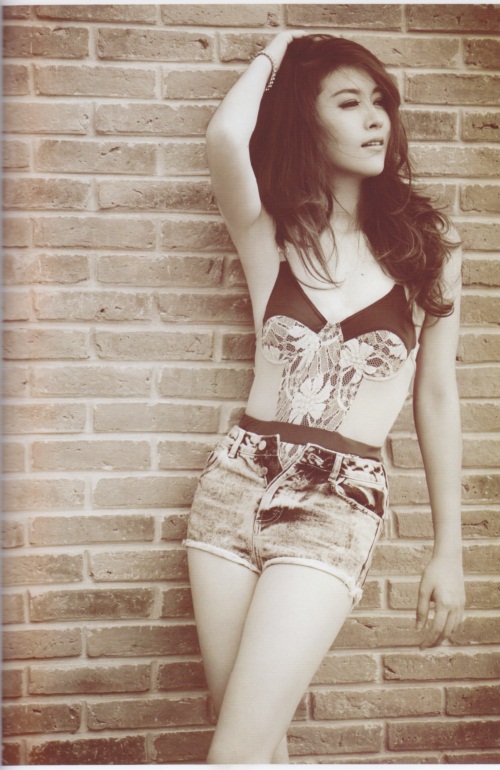 เชียร์-ฑิฆัมพร เปลี่ยนลุคสาวห้าวมาโชว์เซ็กซี่เบา ๆ ใน Mix Magazine