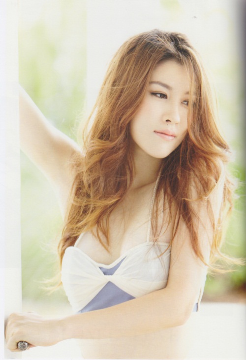 เชียร์-ฑิฆัมพร เปลี่ยนลุคสาวห้าวมาโชว์เซ็กซี่เบา ๆ ใน Mix Magazine