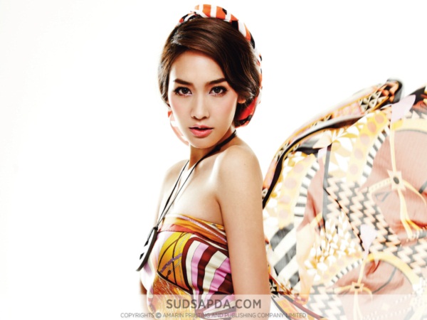 ชมภาพ มิน พีชญา กับแฟชั่นสวยเป๊ะใน สุดสัปดาห์