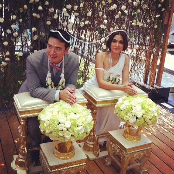 รวมการ์ดแต่งงานดารา ปี 2555