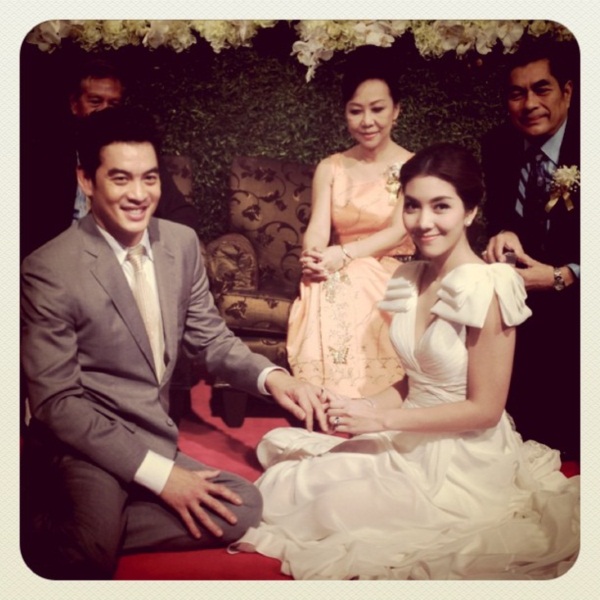 รวมการ์ดแต่งงานดารา ปี 2555