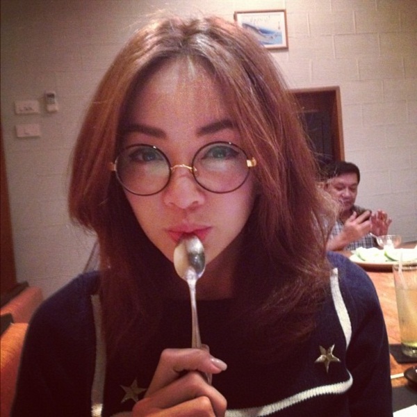 เป้ย ป๊อบ กับแหวนแต่งงานเรียบ สุดคลาสสิค