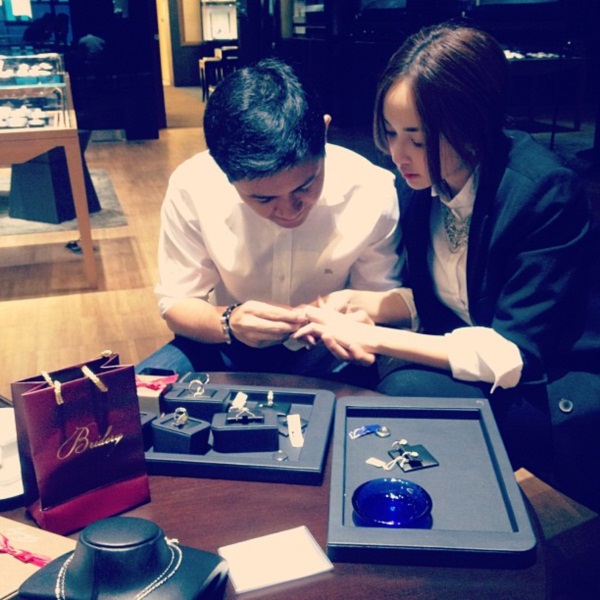 เป้ย ป๊อบ กับแหวนแต่งงานเรียบ สุดคลาสสิค