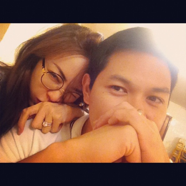 เป้ย ป๊อบ กับแหวนแต่งงานเรียบ สุดคลาสสิค