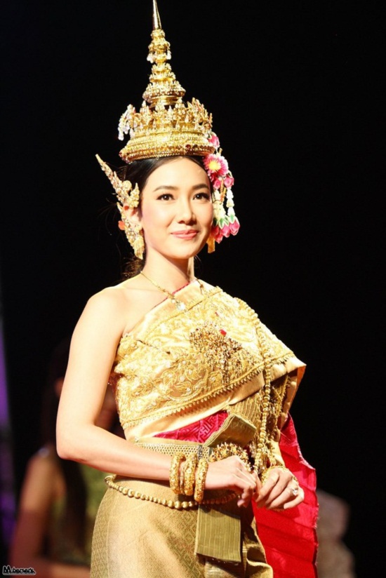 งดงาม! นุ่น - คิมเบอร์ลี่ เดินแบบชุดรัตนโกสินทร์ 3 ยุค