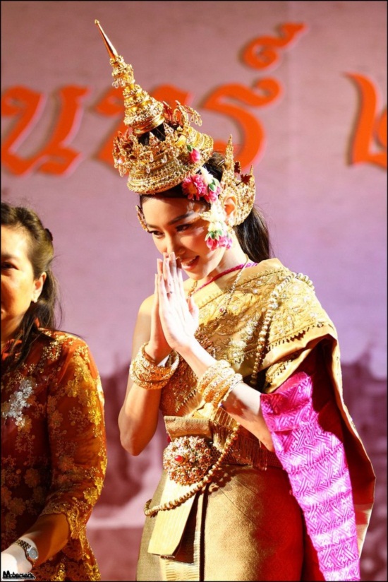 งดงาม! นุ่น - คิมเบอร์ลี่ เดินแบบชุดรัตนโกสินทร์ 3 ยุค