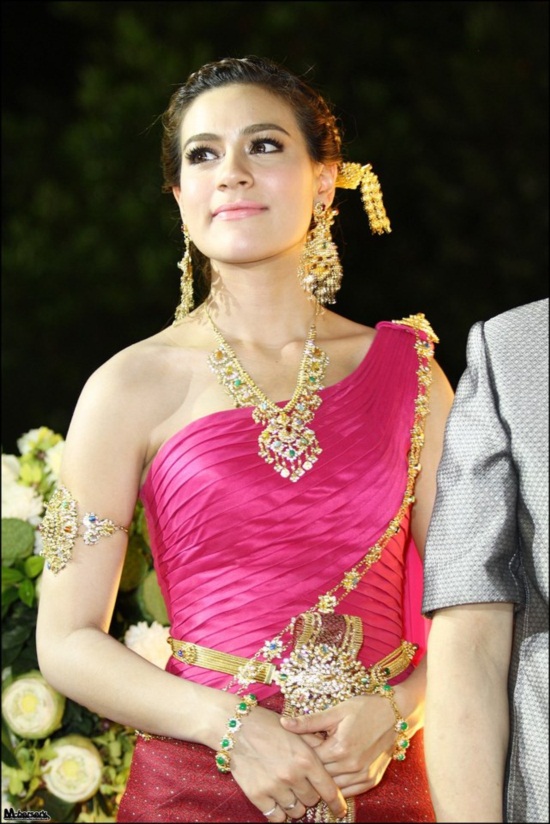 งดงาม! นุ่น - คิมเบอร์ลี่ เดินแบบชุดรัตนโกสินทร์ 3 ยุค