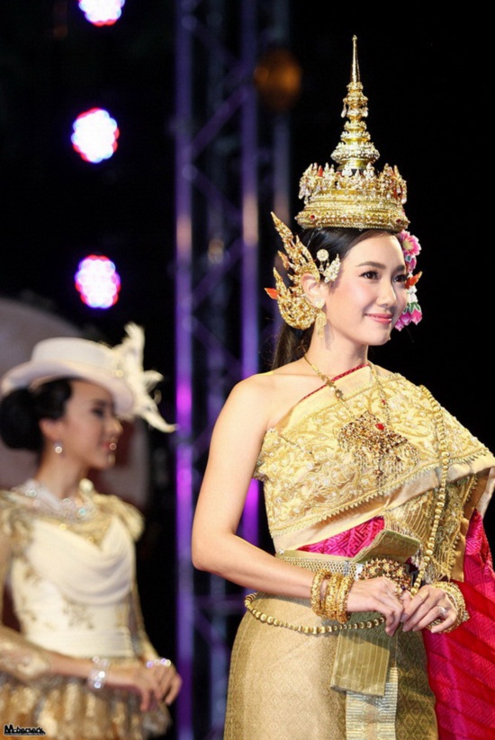 งดงาม! นุ่น - คิมเบอร์ลี่ เดินแบบชุดรัตนโกสินทร์ 3 ยุค